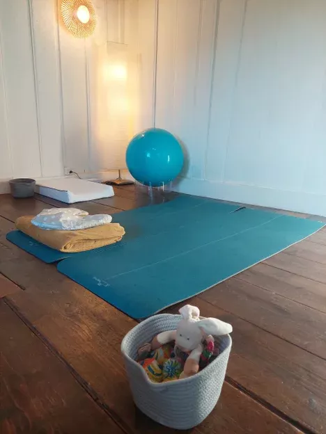 Espace pour pour bébés et maman au cours de yoga postnatal