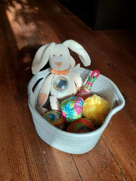 Corbeille de jouets pour bébés au cours de yoga postnatal