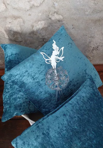 Coussin avec la fée brodée dans la salle de chant prénatal