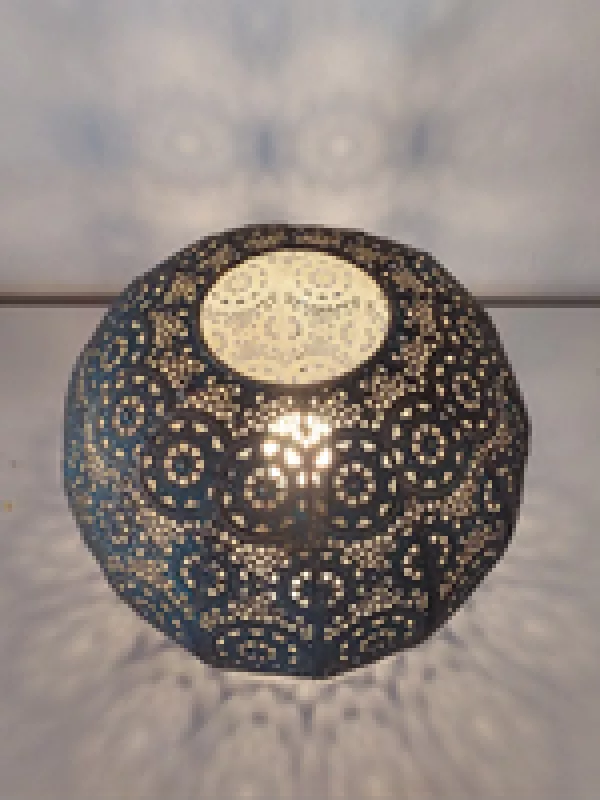 Une lampe dans la salle de yoga prénatal