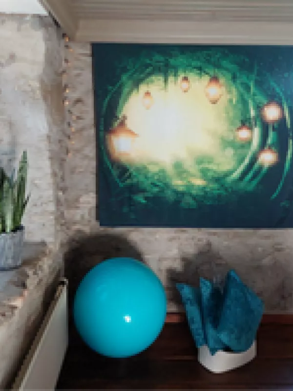Un tableau dans la salle de yoga prénatal