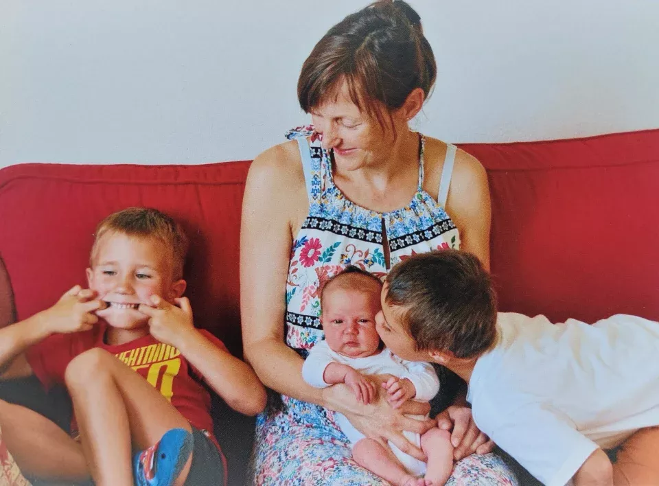 Lauriane Monnin, sage-femme à Attalens, avec ses e enfants