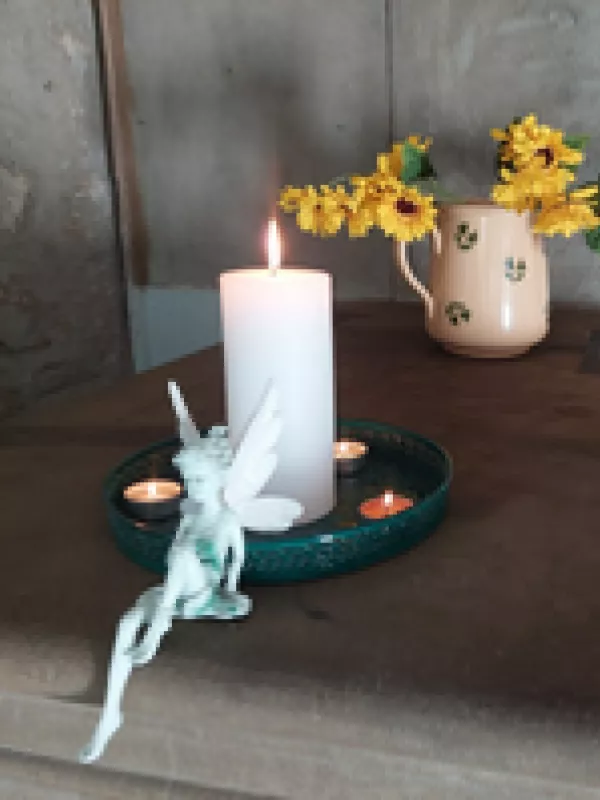 Une bougie et sa féée dans la salle de yoga prénatal