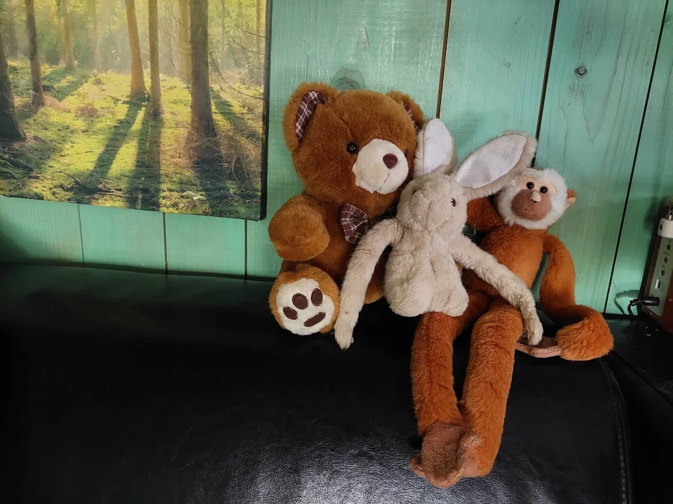 Les peluches attendant la visite d'une maman et son bébé