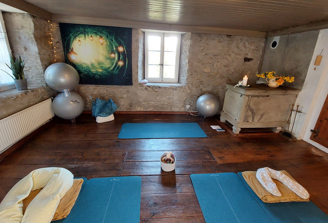 Vue d'ensemble de la salle de yoga prénatal